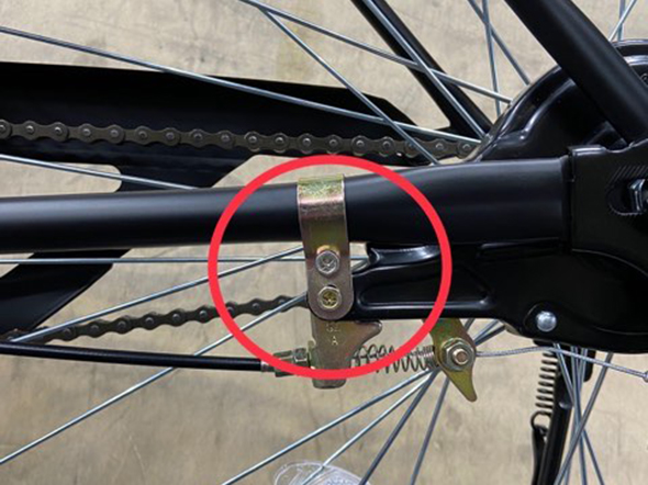 自転車のチェーン調整：ボルトを緩める